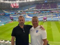 Anglickí fanúšikovia sa hnevajú na ceny lístkov na majstrovstvá sveta vo futbale – „vzali futbal z robotníckych tried“ Anglickí fanúšikovia Neala Weekesa a Fila Sollofa