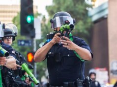 Anglickí futbaloví chuligáni budú „zastrelení“ v meste majstrovstiev sveta, kde je polovica obyvateľov ozbrojená Policajti z Los Angeles (LAPD) mieria gumovými projektilmi na dav počas pochodu v centre mesta proti americkému prezidentovi Donaldovi Trumpovi 14. júna 2025 v Los Angeles v Kalifornii.