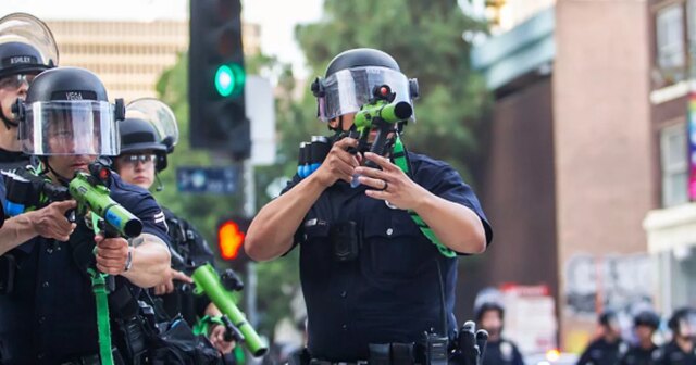 Policajti z Los Angeles (LAPD) mieria gumovými projektilmi na dav počas pochodu v centre mesta proti americkému prezidentovi Donaldovi Trumpovi 14. júna 2025 v Los Angeles v Kalifornii.