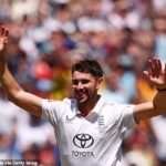 Anglicko predviedlo v prvej polovici dňa excelentný posun s loptou, pričom Austrália vystrelila 152 v rámci 46 prehier a Josh Tongue hral s 5 gólmi.