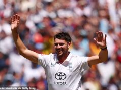 Anglicko implodovalo v chaotický prvý deň, keď padlo 20 bránok – ako návštevníci zaostávajú o 46 jázd po Boxing Day Test uprostred kritiky „šokujúceho“ MCG ihriska, píše LAWRENCE BOOTH Anglicko predviedlo v prvej polovici dňa excelentný posun s loptou, pričom Austrália vystrelila 152 v rámci 46 prehier a Josh Tongue hral s 5 gólmi.