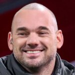 Moderátor Wesley Sneijder pred zápasom fázy MD8 Ligy UEFA 2024/25 medzi AFC Ajax a Galatasaray v Johan Cruijff ArenA