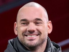 Anglicko prepadlo, keď si Wesley Sneijder vybral štyroch favoritov na víťazstvo vo Svetovom pohári Moderátor Wesley Sneijder pred zápasom fázy MD8 Ligy UEFA 2024/25 medzi AFC Ajax a Galatasaray v Johan Cruijff ArenA
