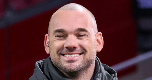 Anglicko prepadlo, keď si Wesley Sneijder vybral štyroch favoritov na Moderátor Wesley Sneijder pred zápasom fázy MD8 Ligy UEFA 2024/25 medzi AFC Ajax a Galatasaray v Johan Cruijff ArenA