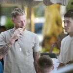 Ben Stokes (vľavo) a spoluhráč Matthew Potts sú na snímke počas tímovej prestávky v Noose na Sunshine Coast v Queenslande, ktorá je teraz predmetom vyšetrovania tímu.