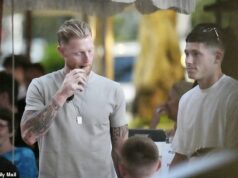 Anglicko spustilo vyšetrovanie tvrdení, že hviezdy mali tesne predtým, ako stratili Ashes, jeleň s pivom Ben Stokes (vľavo) a spoluhráč Matthew Potts sú na snímke počas tímovej prestávky v Noose na Sunshine Coast v Queenslande, ktorá je teraz predmetom vyšetrovania tímu.