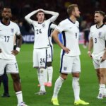 Hráči Anglicka vyzerajú skľúčene po finálovom zápase UEFA EURO 2024 medzi Španielskom a Anglickom na Olympiastadione 14. júla 2024 v Berlíne v Nemecku.