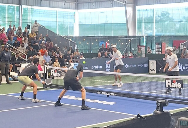 Dvojica JW Johnson a Augustus Ge (vpravo) vyhrala najtesnejší zápas dňa, dvojfinále mužov, nad Noe Khlifom a Riley Newmanom.