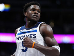 Anthony Edwards sa potýka s frustrovanými fanúšikmi po prehre s Nets logo pochodového šialenstva