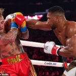 Anthony Joshua vypadol v šiestom kole počas zápasu proti Jakeovi Paulovi v Miami