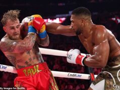 Anthony Joshua knokautuje Jakea Paula vo fraškovom súboji v boxe Netflixu… po tom, čo sa YouTuber zrútil na zem počas krvavého útoku Anthony Joshua vypadol v šiestom kole počas zápasu proti Jakeovi Paulovi v Miami