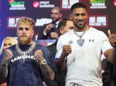 Anthony Joshua verzus Jake Paul LIVE: Prehľad výsledkov a aktualizácie kolo po kole, keď bývalý dvojnásobný majster sveta v ťažkej váhe kontroverzne vstupuje do ringu s YouTuberom, ktorý sa stal boxerom Jake Paul (vľavo) a Anthony Joshua sa stretnú počas tlačovej konferencie propagujúcej ich nadchádzajúci boxerský zápas v ťažkej váhe, v stredu 17. decembra 2025 v Miami Beach na Floride (AP Photo/Lynne Sladky)
