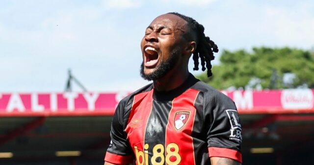 Dobrá forma Antoina Semenya si vyslúžila spojenie s prestupom do Manchestru United.