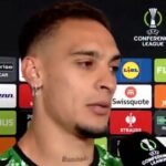 Antony hovorí pre médiá.