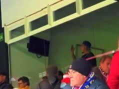 Antony na flope Man United v hodnote 86 miliónov libier si posmieva súperových fanúšikov, zatiaľ čo sleduje z tribúny, keď je derby v Seville prerušené kvôli nepokojom v dave. Bývalý krídelník Manchestru United Antony bol počas víťazstva Realu Betis v derby spozorovaný, ako sa z tribúny posmieva fanúšikom Sevilly.