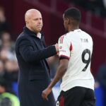 Hlavný tréner Liverpoolu Arne Slot tlieska fanúšikom po zápase (Adam Davy/PA) (PA Wire)