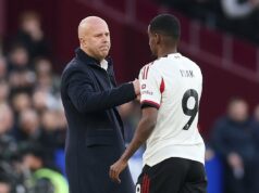 Arne Slot hovorí, že Alexander Isak a Florian Wirtz „nie sú schopní“ odohrať tri kompletné zápasy Liverpoolu za sebou Hlavný tréner Liverpoolu Arne Slot tlieska fanúšikom po zápase (Adam Davy/PA) (PA Wire)