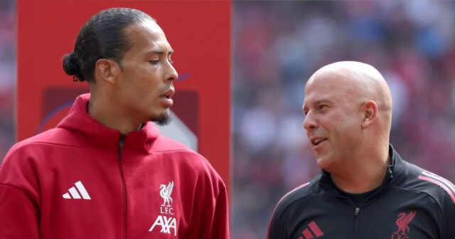 Virgil van Dijk sa rozpráva s Arne Slotom