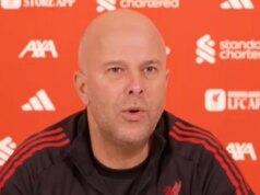 Arne Slot informuje o januárových prestupových plánoch Liverpoolu po zranení Alexandra Isaka LONDÝN, ANGLICKO - 20. DECEMBRA: Alexander Isak z Liverpoolu odišiel zo zápasu zranený počas zápasu Premier League medzi Tottenhamom Hotspur a Liverpoolom na štadióne Tottenham Hotspur 20. decembra 2025 v Londýne v Anglicku. (Foto: Marc Atkins/Getty Images)