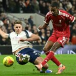 Isak sa zranil, keď strelil iba svoj tretí gól za Liverpool (Getty Images)