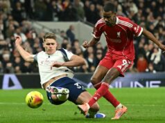 Arne Slot nie je spokojný s Mickym van de Venom po zranení Alexandra Isaka: „Nerozvážna výzva“ Isak sa zranil, keď strelil iba svoj tretí gól za Liverpool (Getty Images)