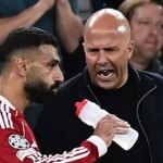 Manažér Liverpoolu Arne Slot sa rozpráva s Mohamedom Salahom z Liverpoolu počas zápasu fázy MD1 Ligy majstrov UEFA 2025/26 medzi Liverpool FC a Atletico de Madrid na Anfielde 17. septembra 2025 v Liverpoole v Anglicku.