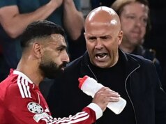 Arne Slot potvrdil zápas Mo Salaha, keď šéf Liverpoolu poslal Brightonu varovanie Manažér Liverpoolu Arne Slot sa rozpráva s Mohamedom Salahom z Liverpoolu počas zápasu fázy MD1 Ligy majstrov UEFA 2025/26 medzi Liverpool FC a Atletico de Madrid na Anfielde 17. septembra 2025 v Liverpoole v Anglicku.