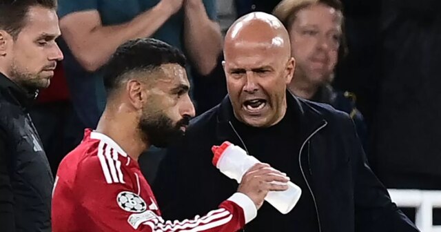 Manažér Liverpoolu Arne Slot sa rozpráva s Mohamedom Salahom z Liverpoolu počas zápasu fázy MD1 Ligy majstrov UEFA 2025/26 medzi Liverpool FC a Atletico de Madrid na Anfielde 17. septembra 2025 v Liverpoole v Anglicku.