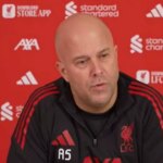 Tréner Liverpoolu Arne Slot hovorí na svojej dnešnej tlačovej konferencii