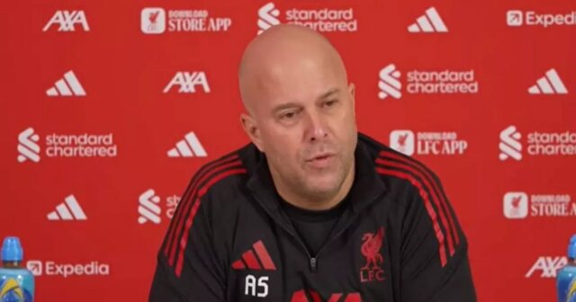 Tréner Liverpoolu Arne Slot hovorí na svojej dnešnej tlačovej konferencii