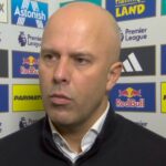 LEEDS, ANGLICKO – 6. DECEMBRA: Manažér / hlavný tréner Liverpoolu Arne Slot reaguje počas zápasu Premier League medzi Leeds United a Liverpoolom na Elland Road 6. decembra 2025 v anglickom Leedse. (Foto: Robbie Jay Barratt - AMA/Getty Images)