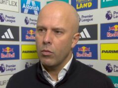 Arne Slot poukazuje na problémy Liverpoolu a dôvod, prečo v tabuľke „nemôže byť vyššie“. LEEDS, ANGLICKO – 6. DECEMBRA: Manažér / hlavný tréner Liverpoolu Arne Slot reaguje počas zápasu Premier League medzi Leeds United a Liverpoolom na Elland Road 6. decembra 2025 v anglickom Leedse. (Foto: Robbie Jay Barratt - AMA/Getty Images)