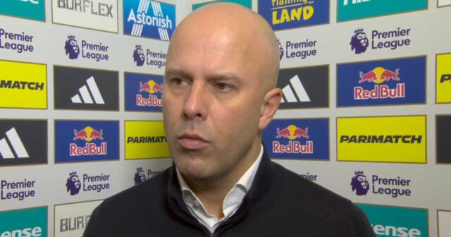 LEEDS, ANGLICKO – 6. DECEMBRA: Manažér / hlavný tréner Liverpoolu Arne Slot reaguje počas zápasu Premier League medzi Leeds United a Liverpoolom na Elland Road 6. decembra 2025 v anglickom Leedse. (Foto: Robbie Jay Barratt - AMA/Getty Images)