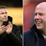 Tolu Arokodare z Wolverhamptonu Wanderers skáče po lopte s Virgilom van Dijkom z Liverpoolu počas zápasu Premier League medzi Liverpoolom a...