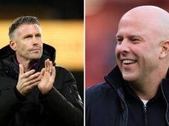 Arne Slot priznáva, že Liverpool bol otrasený taktikou Wolves pred súbojom s Man United Tolu Arokodare z Wolverhamptonu Wanderers skáče po lopte s Virgilom van Dijkom z Liverpoolu počas zápasu Premier League medzi Liverpoolom a...