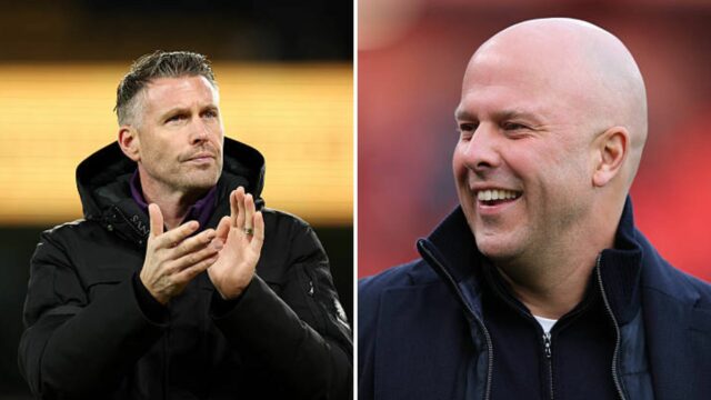 Tolu Arokodare z Wolverhamptonu Wanderers skáče po lopte s Virgilom van Dijkom z Liverpoolu počas zápasu Premier League medzi Liverpoolom a...