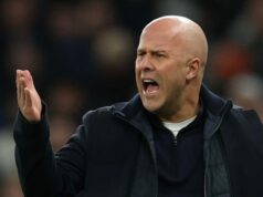 Arne Slot ukázal Wirtzovi a vysvetľuje striedanie Frimponga Arne Slot ukázal Wirtzovi a vysvetľuje striedanie Frimponga