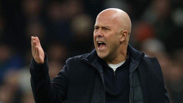 Arne Slot ukázal Wirtzovi a vysvetľuje striedanie Frimponga Arne Slot ukázal Wirtzovi a vysvetľuje striedanie Frimponga