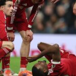 Alexander Isak odchádza na ihrisko so zranením.