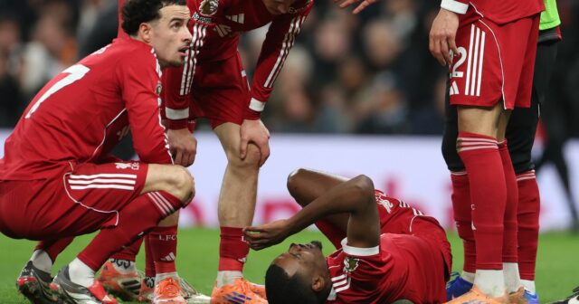 Alexander Isak odchádza na ihrisko so zranením.