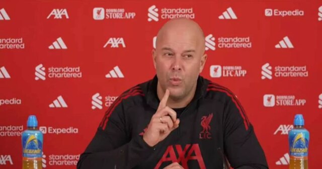 Arne Slot vynesie definitívny verdikt Mo Salah po vyhlásení hviezdy Liverpoolu na rozlúčku
