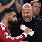 Arne Slot hovorí s Mohamedom Salahom