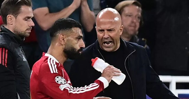 Arne Slot hovorí s Mohamedom Salahom