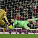 Penaltu Maxencea Lacroixa zneškodnil Kepa Arrizabalaga a poslal tak Arsenal
