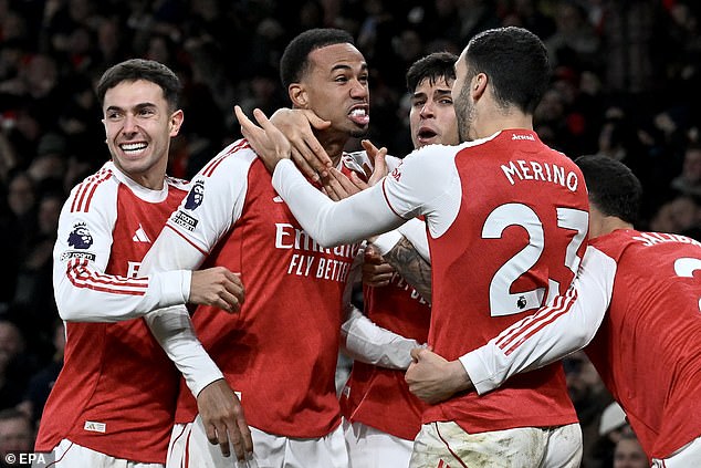 Arsenal 4:1 Aston Villa: V doteraz najväčšom zápase sezóny urobili Arsenal potvrdil svoju dominanciu v boji o titul dôraznou výhrou 4:1 nad Aston Villou.