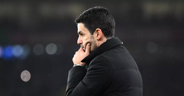 Mikel Arteta sa pozerá