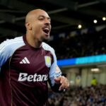 Donyell Malen z Aston Villy oslavuje strelený gól