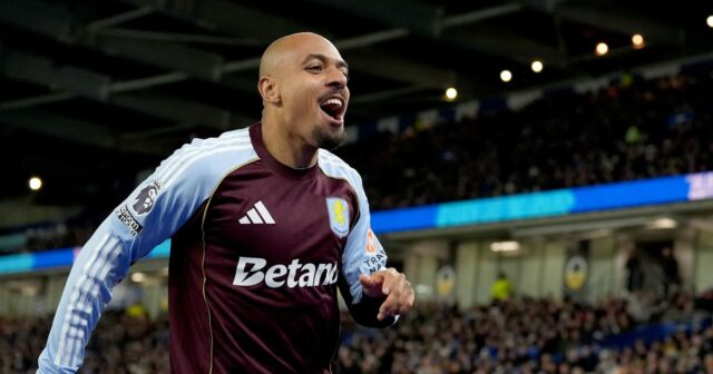 Arsenal by mohol strašiť bývalý hráč Arsene Wenger, ktorý sa Donyell Malen z Aston Villy oslavuje strelený gól