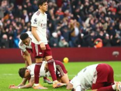 Arsenal ďalších päť zápasov v porovnaní s Man City a Chelsea po zvrate v súboji o titul v Premier League Hráči Arsenalu po inkasovaní Aston Ville