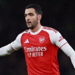 Mikel Merino hľadá loptu.